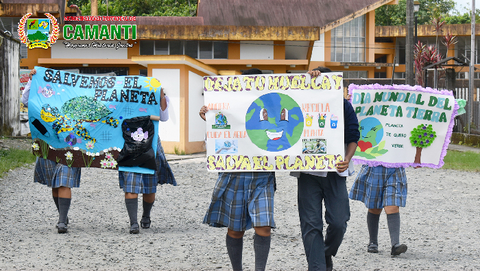 Estudiantes de Quincemil Celebran el Día Mundial de la Tierra con Acciones Ambientales