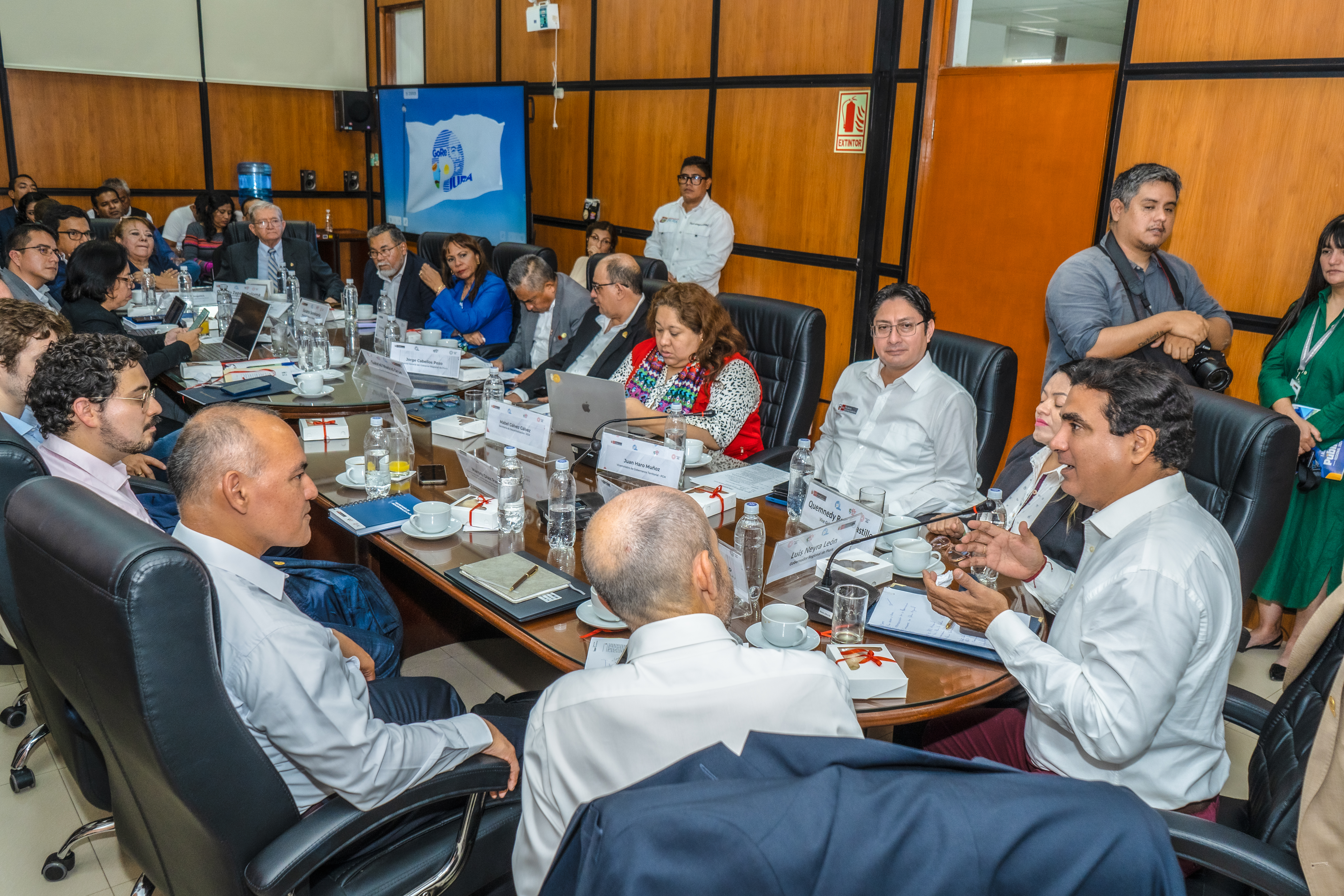 Gobernador expone experiencias exitosas del GORE Piura en planificación y ejecución de obras, ante representantes de la OCDE