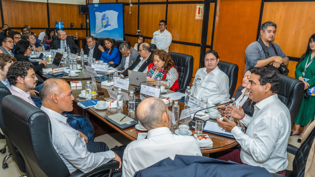 Gobernador expone experiencias exitosas del GORE Piura en planificación y ejecución de obras, ante representantes de la OCDE