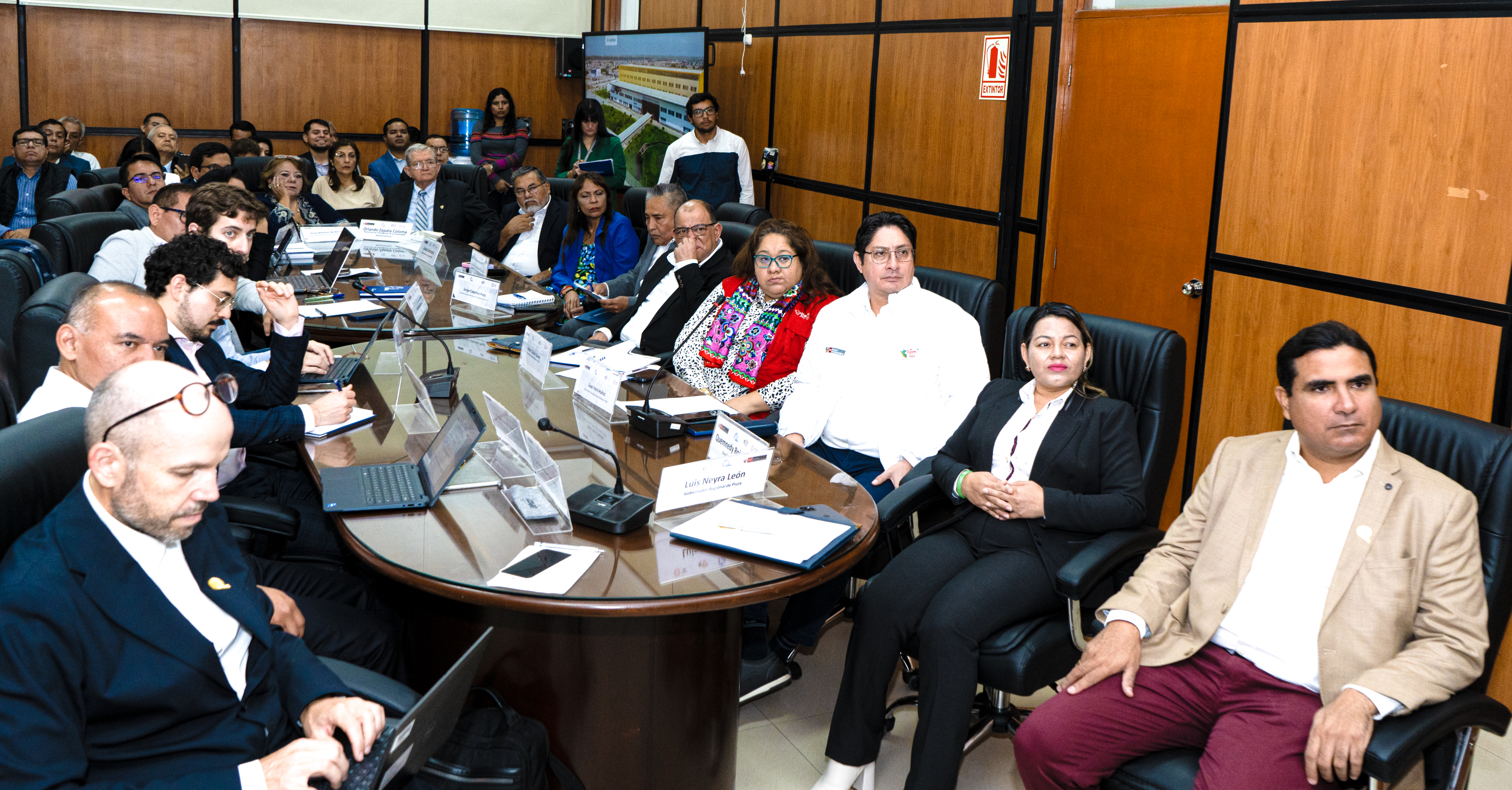 Gobernador expone experiencias exitosas del GORE Piura en planificación y ejecución de obras, ante representantes de la OCDE