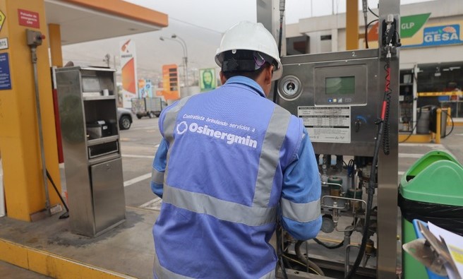 Fotografía de un fiscalizador de Osinergmin supervisando un surtidor de combustible en un grifo