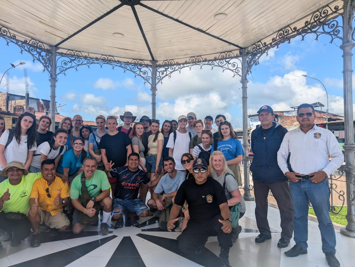 Serenazgo de belén brindo seguridad y orientación a un grupo de turistas ingleses