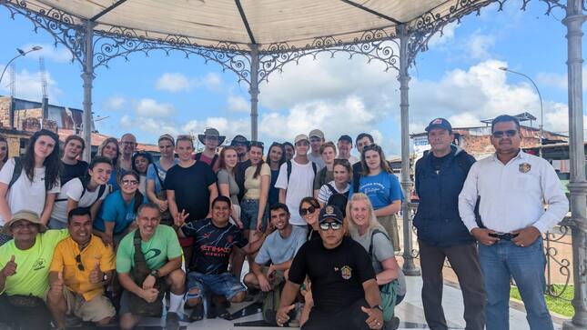 Serenazgo de belén brindo seguridad y orientación a un grupo de turistas ingleses