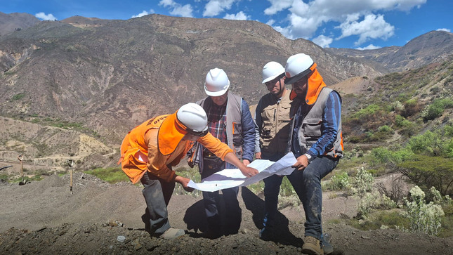 💠SUPERVISIÓN DE OBRA EN UCHUGAGA👷‍♂️👷‍♀️

El gerente de Infraestructura, Desarrollo Urbano y Rural, conjuntamente con su equipo técnico supervisaron los avances en la creación del sistema de riego en el caserío de Uchugaga, identificado con el Código Único de Inversiones (CUI) Nº 2567176.

Esta importante obra que permitirá irrigar aproximadamente 5.68 hectáreas, beneficiará a los agricultores uchugaguinos y se proyecta en aumentar considerablemente la productividad agrícola de la región. Además, está siendo financiado con recursos del canon y sobrecanon, y cuenta con un presupuesto total de S/. 263,617.27 soles. Asimismo, bajo la modalidad de ejecución a suma alzada, la empresa contratista Consorcio Silvestre es la responsable de llevar a cabo los trabajos. 

De igual manera, el alcalde provincial de Sihuas, Demetrio Buiza Picón, reafirma su compromiso con el desarrollo agrícola y el bienestar de la población sihuasina, destacando la importancia de este proyecto para la agricultura local.