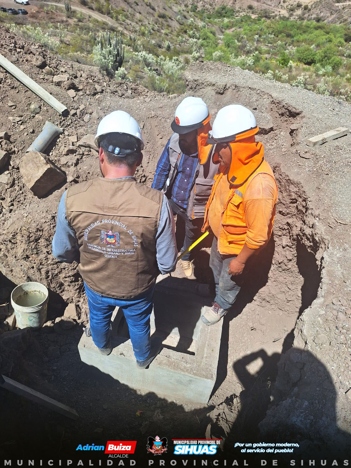 💠SUPERVISIÓN DE OBRA EN UCHUGAGA👷♂️👷♀️
El gerente de Infraestructura, Desarrollo Urbano y Rural, conjuntamente con su equipo técnico supervisaron los avances en la creación del sistema de riego en el caserío de Uchugaga, identificado con el Código Único de Inversiones (CUI) Nº 2567176.
Esta importante obra que permitirá irrigar aproximadamente 5.68 hectáreas, beneficiará a los agricultores uchugaguinos y se proyecta en aumentar considerablemente la productividad agrícola de la región. Además, está siendo financiado con recursos del canon y sobrecanon, y cuenta con un presupuesto total de S/. 263,617.27 soles. Asimismo, bajo la modalidad de ejecución a suma alzada, la empresa contratista Consorcio Silvestre es la responsable de llevar a cabo los trabajos.
De igual manera, el alcalde provincial de Sihuas, Demetrio Buiza Picón, reafirma su compromiso con el desarrollo agrícola y el bienestar de la población sihuasina, destacando la importancia de este proyecto para la agricultura local.