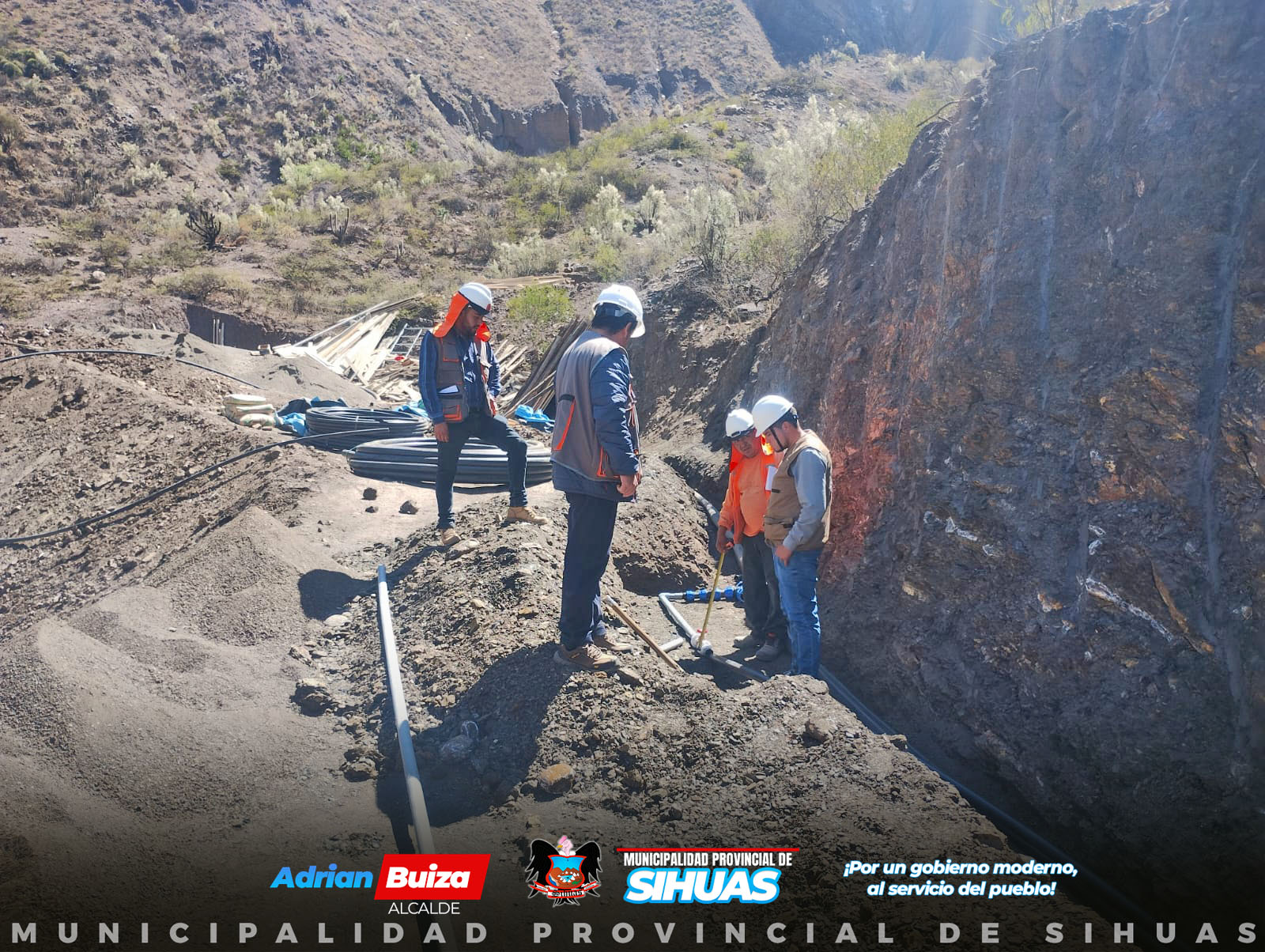 💠SUPERVISIÓN DE OBRA EN UCHUGAGA👷♂️👷♀️
El gerente de Infraestructura, Desarrollo Urbano y Rural, conjuntamente con su equipo técnico supervisaron los avances en la creación del sistema de riego en el caserío de Uchugaga, identificado con el Código Único de Inversiones (CUI) Nº 2567176.
Esta importante obra que permitirá irrigar aproximadamente 5.68 hectáreas, beneficiará a los agricultores uchugaguinos y se proyecta en aumentar considerablemente la productividad agrícola de la región. Además, está siendo financiado con recursos del canon y sobrecanon, y cuenta con un presupuesto total de S/. 263,617.27 soles. Asimismo, bajo la modalidad de ejecución a suma alzada, la empresa contratista Consorcio Silvestre es la responsable de llevar a cabo los trabajos.
De igual manera, el alcalde provincial de Sihuas, Demetrio Buiza Picón, reafirma su compromiso con el desarrollo agrícola y el bienestar de la población sihuasina, destacando la importancia de este proyecto para la agricultura local.