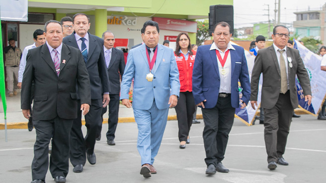 Ceremonia de izamiento por el inicio del mes patrio así también por los 63º aniversario de vida institucional de la I.E. Inca Garcilazo.