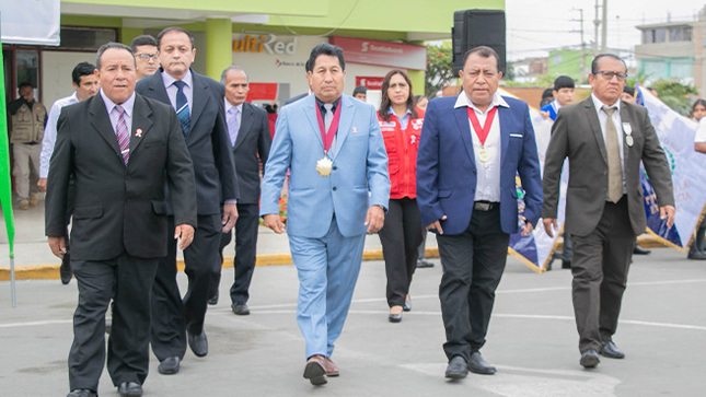 Ceremonia de izamiento por el inicio del mes patrio así también por los 63º aniversario de vida institucional de la I.E. Inca Garcilazo.