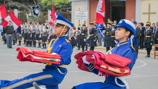 Ceremonia de izamiento por el inicio del mes patrio así también por los 63º aniversario de vida institucional de la I.E. Inca Garcilazo.
