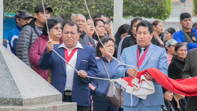 Ceremonia de izamiento por el inicio del mes patrio así también por los 63º aniversario de vida institucional de la I.E. Inca Garcilazo.