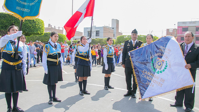 Concurso de escoltas organizado por los 63 aniversario de la I.E. Inca Garcilaso de la Vega, al servicio de la educación provincial.