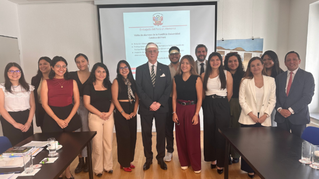  Alumnas de la Pontificia Universidad Católica del Perú visita la Embajada peruana en Alemania