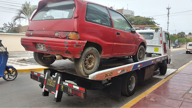 Municipalidad de Huarmey retira vehículos estacionados en zonas rígidas.