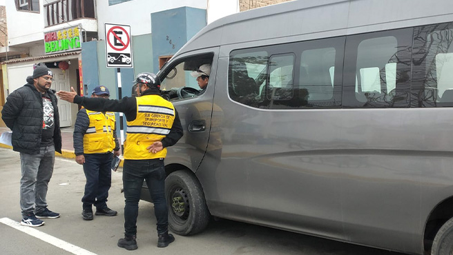 Municipalidad de Huarmey retira vehículos estacionados en zonas rígidas.