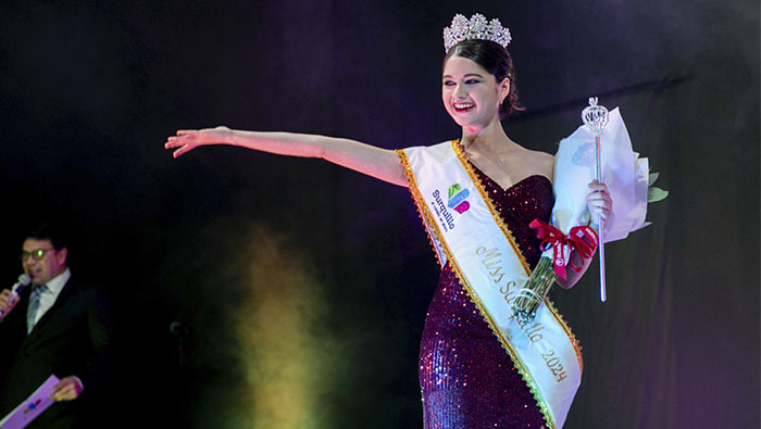 Luego de una exigente competencia, Mariana Sierra se adjudicó la corona como la señorita más bella del distrito.