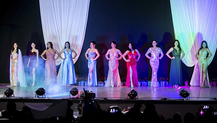 Luego de una exigente competencia, Mariana Sierra se adjudicó la corona como la señorita más bella del distrito.