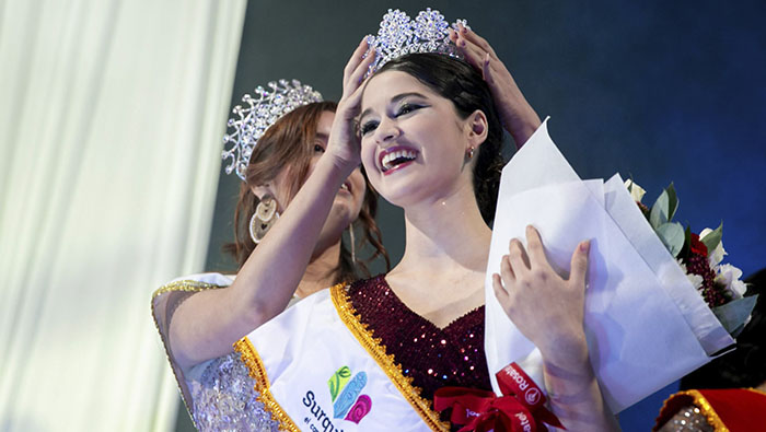 Luego de una exigente competencia, Mariana Sierra se adjudicó la corona como la señorita más bella del distrito.
