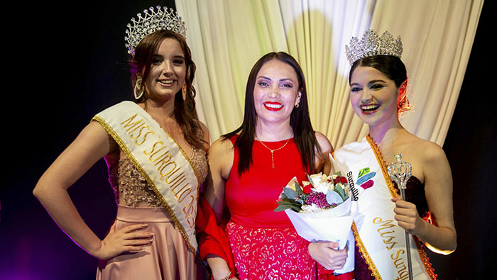 Luego de una exigente competencia, Mariana Sierra se adjudicó la corona como la señorita más bella del distrito.