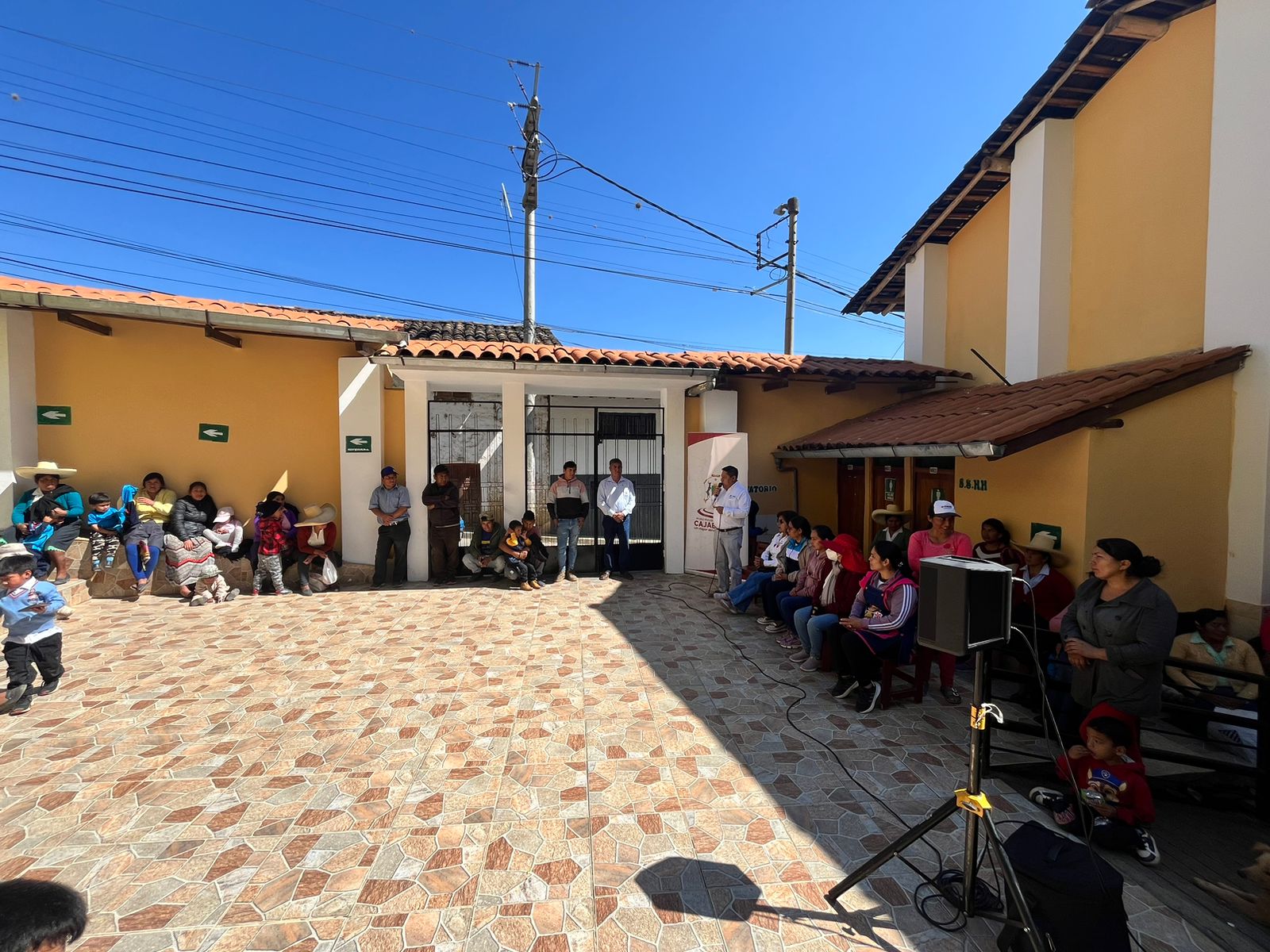 Entrega de materiales para muro perimétrico en Institución Educativa n°207, Tacshana