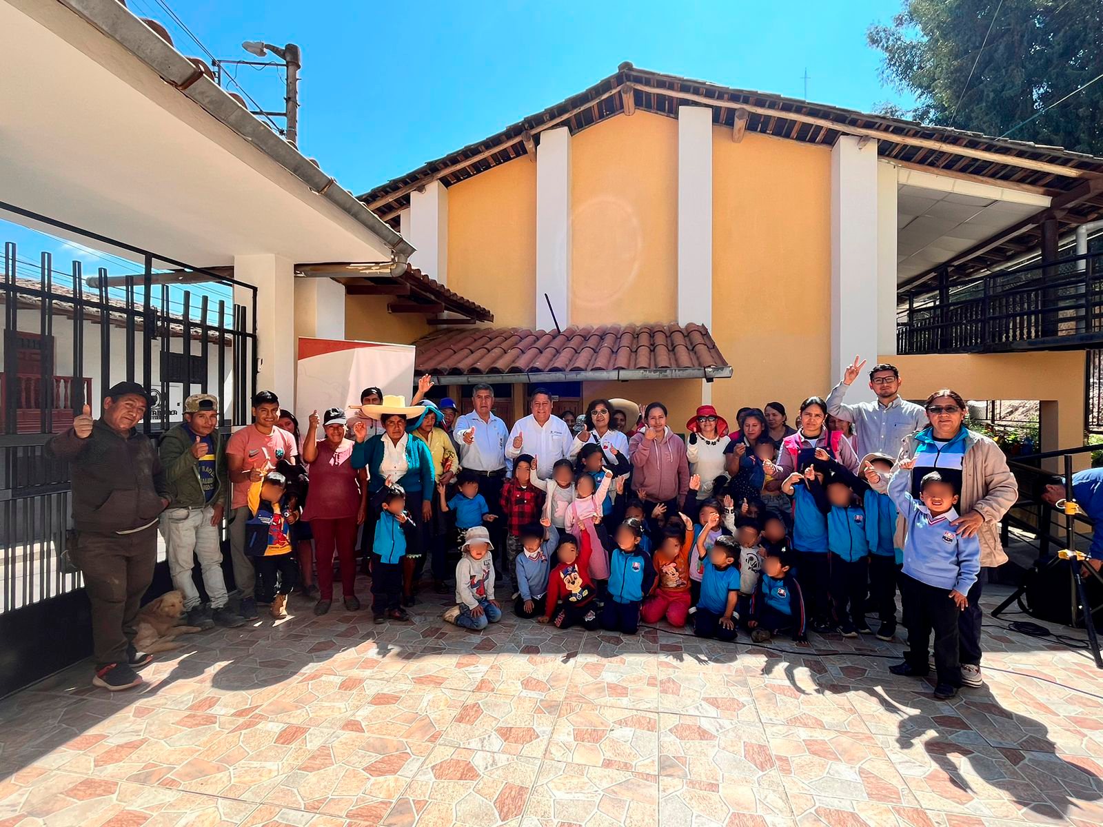 Entrega de materiales para muro perimétrico en Institución Educativa n°207, Tacshana