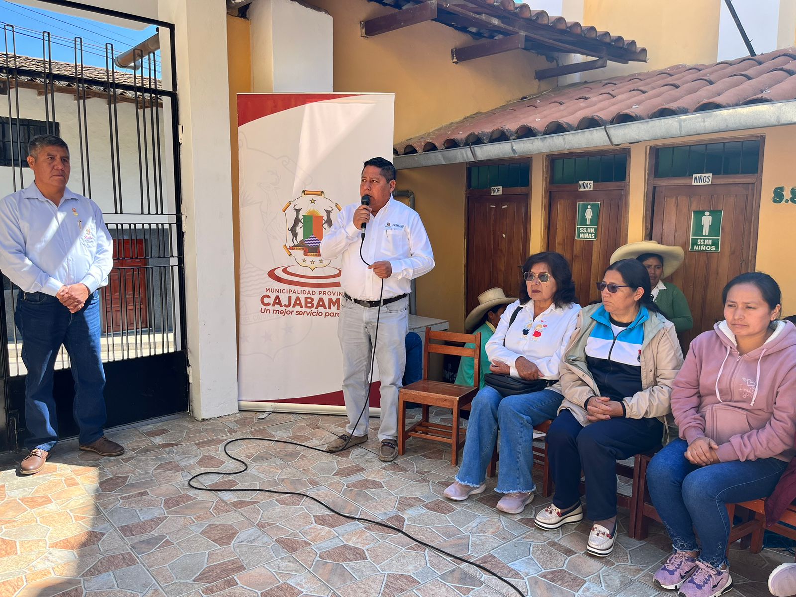 Entrega de materiales para muro perimétrico en Institución Educativa n°207, Tacshana