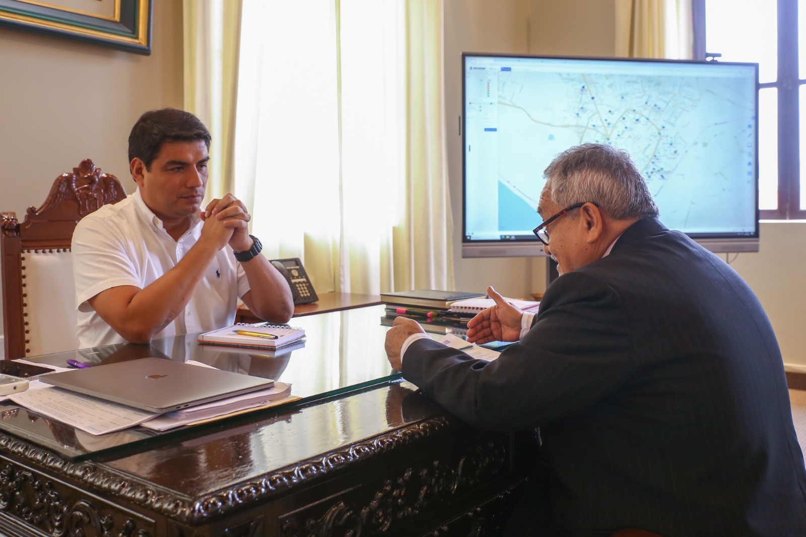 Piden que congresistas ayuden a conseguir financiamiento para terminar obras