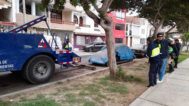 Retiran vehículos abandonados en la vía pública de la urbanización Miraflores