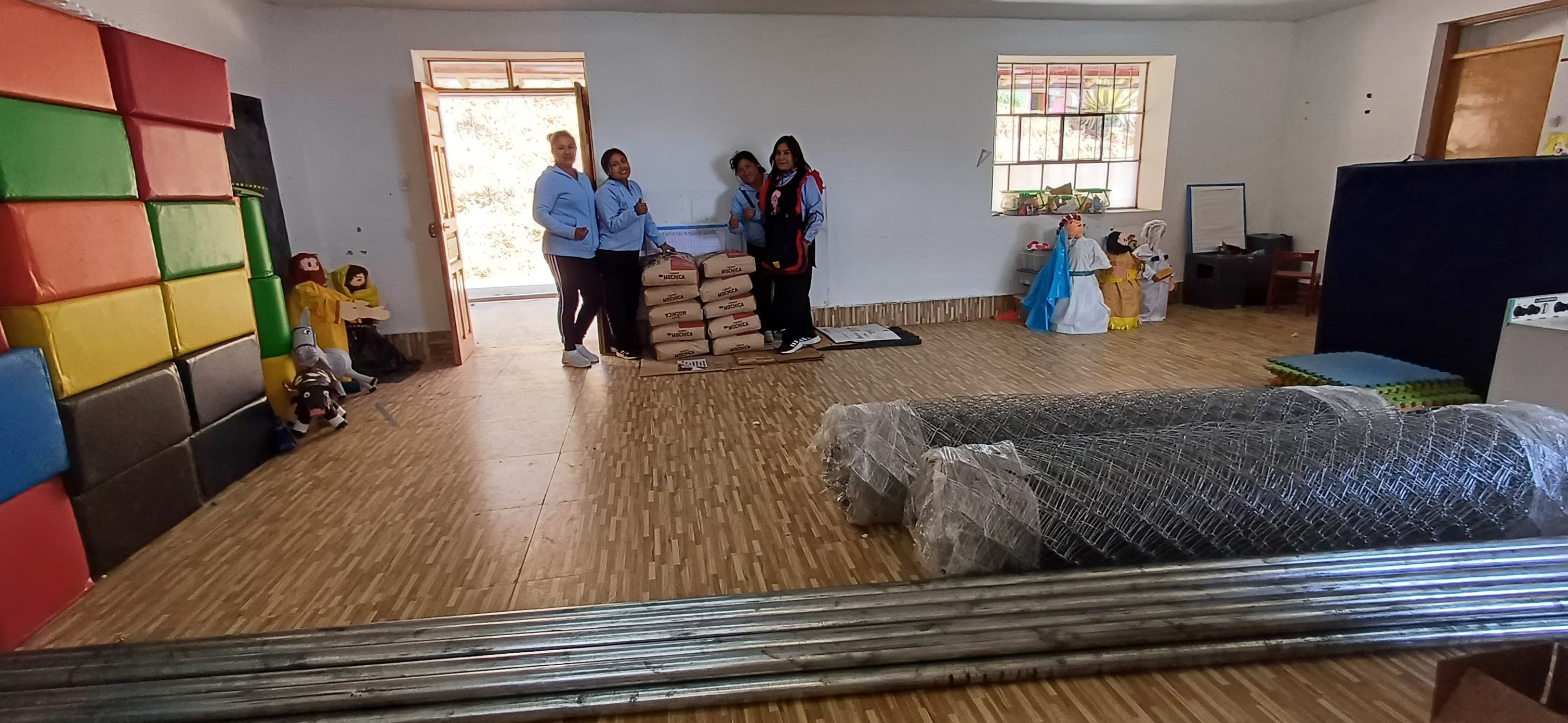 Entrega de materiales para la ejecución del cerco perimétrico en la Institución Educativa Inicial N°141 del C.P. Colcabamba