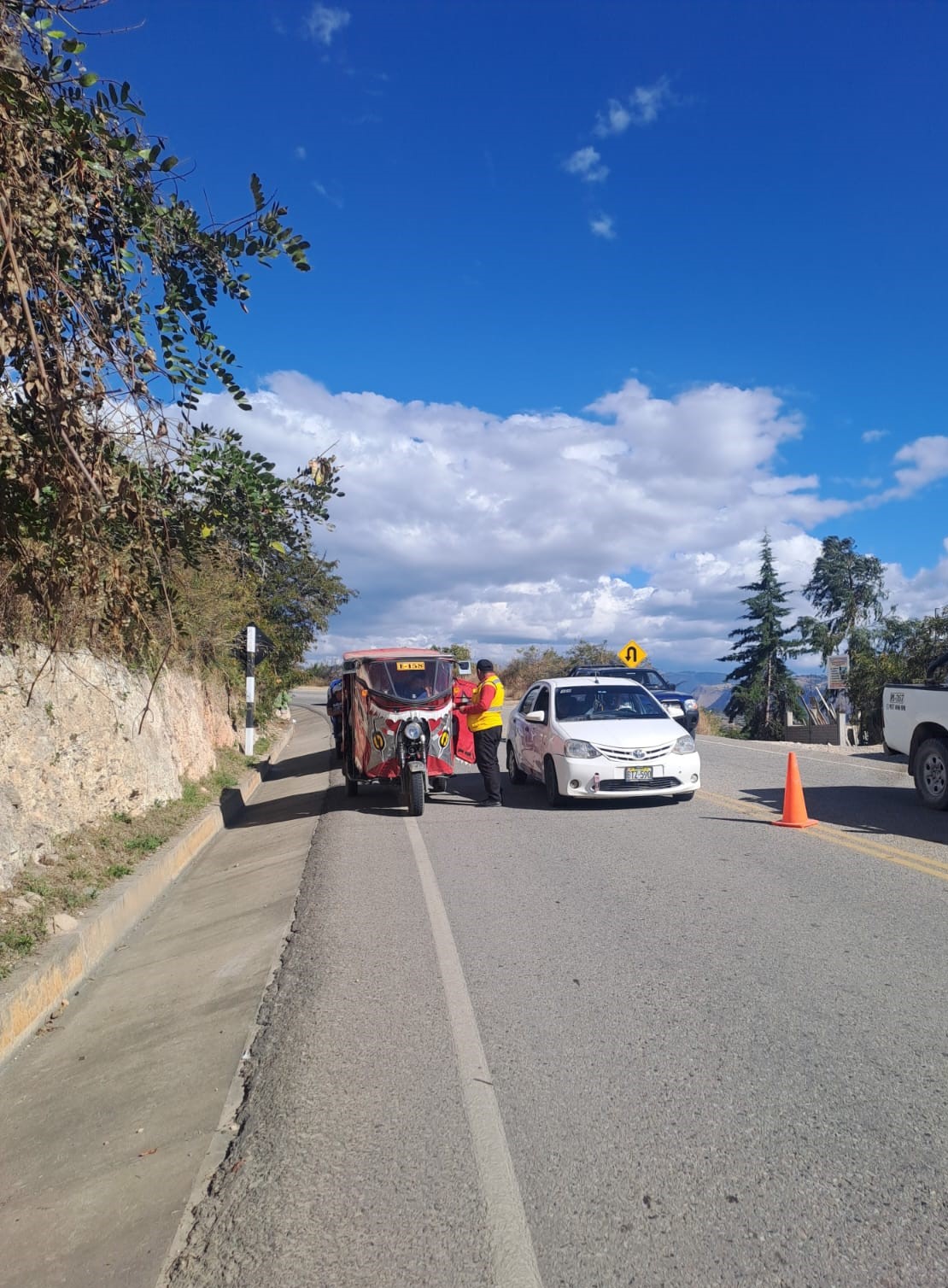 Fiscalización de transportes en la entrada principal a Cajabamba
