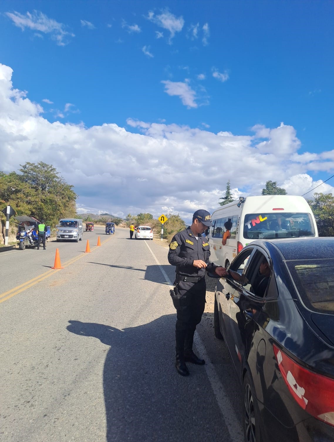 Fiscalización de transportes en la entrada principal a Cajabamba