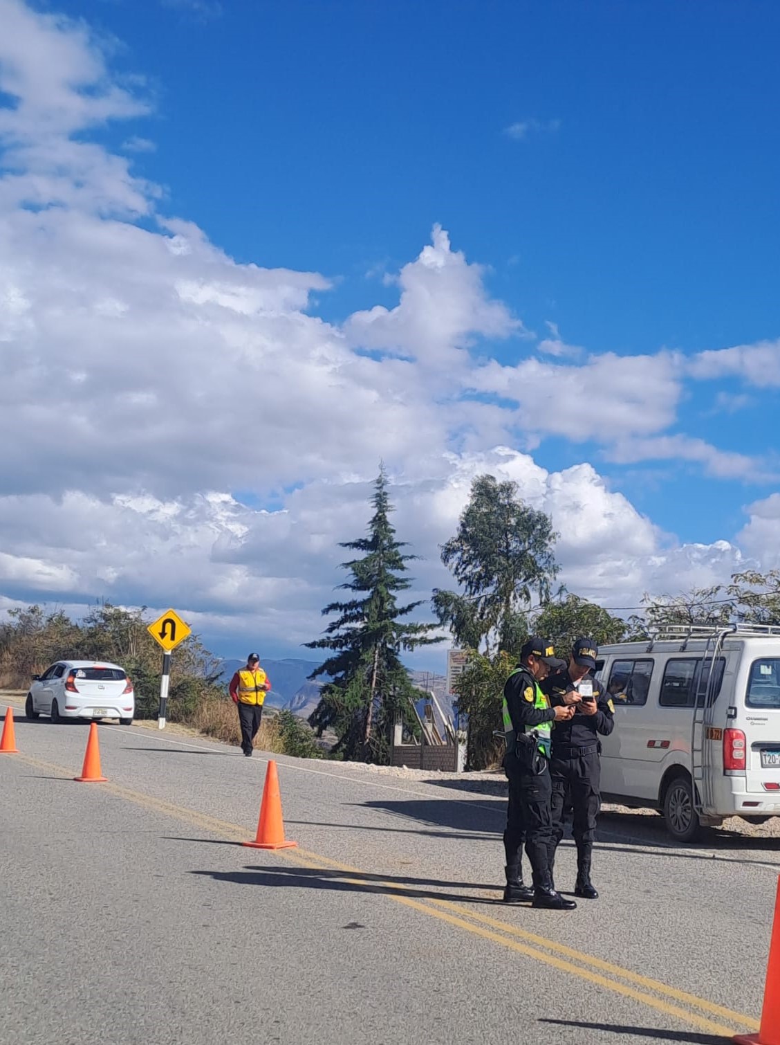 Fiscalización de transportes en la entrada principal a Cajabamba