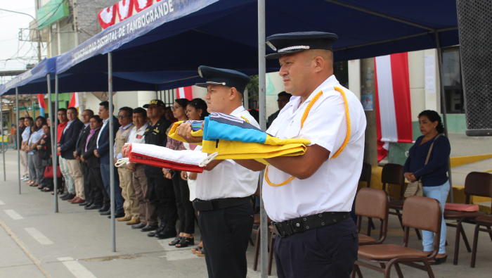 Celebramos nuestro tradicional izamiento dominical en la plaza de armas