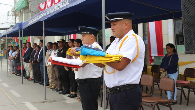 Celebramos nuestro tradicional izamiento dominical en la plaza de armas 