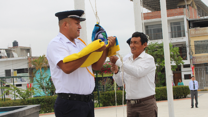 Celebramos nuestro tradicional izamiento dominical en la plaza de armas