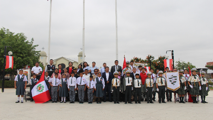 Celebramos nuestro tradicional izamiento dominical en la plaza de armas