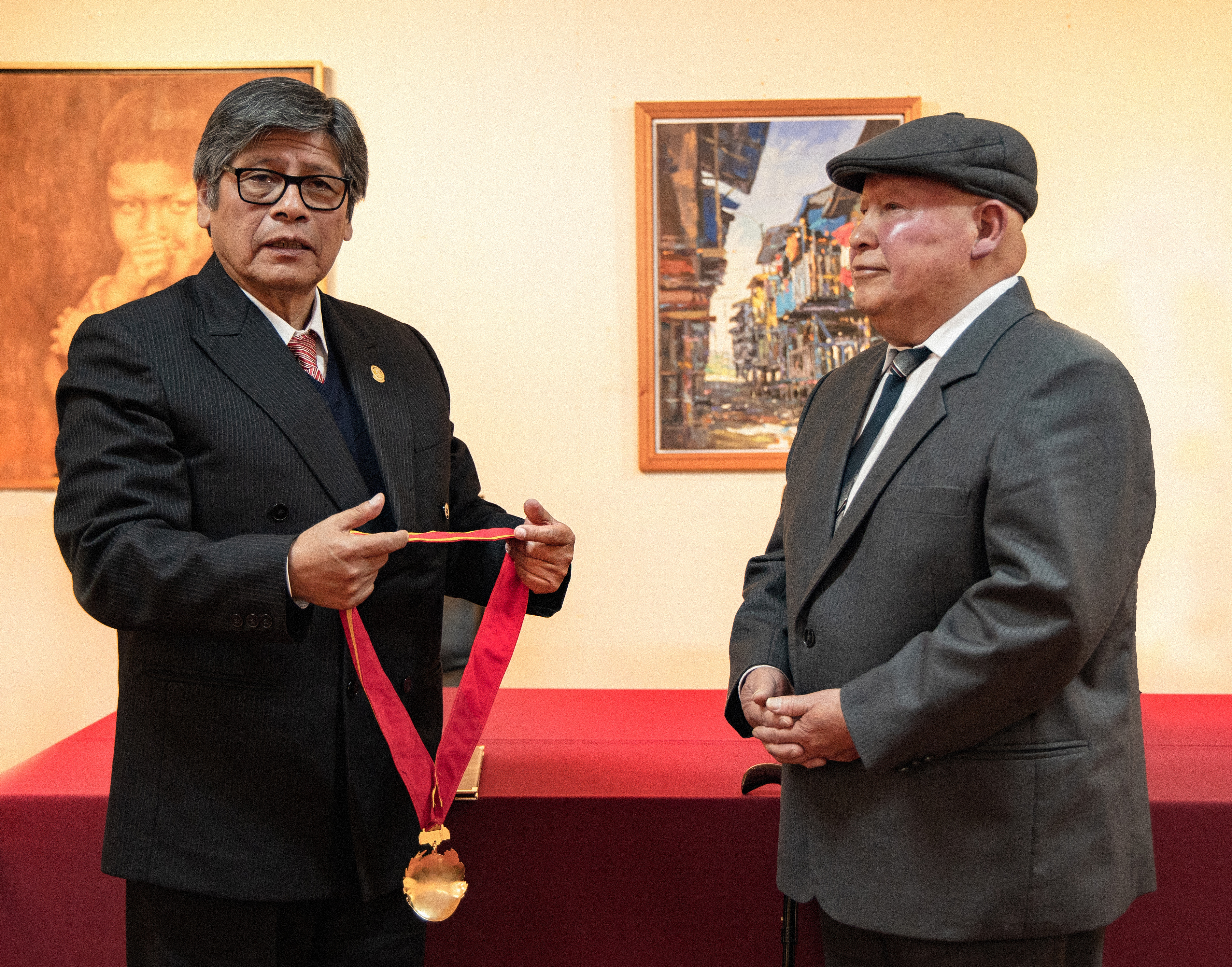 Momento de la imposición de la Medalla Mariano Fuentes Lira al maestro Efraín Araníbar