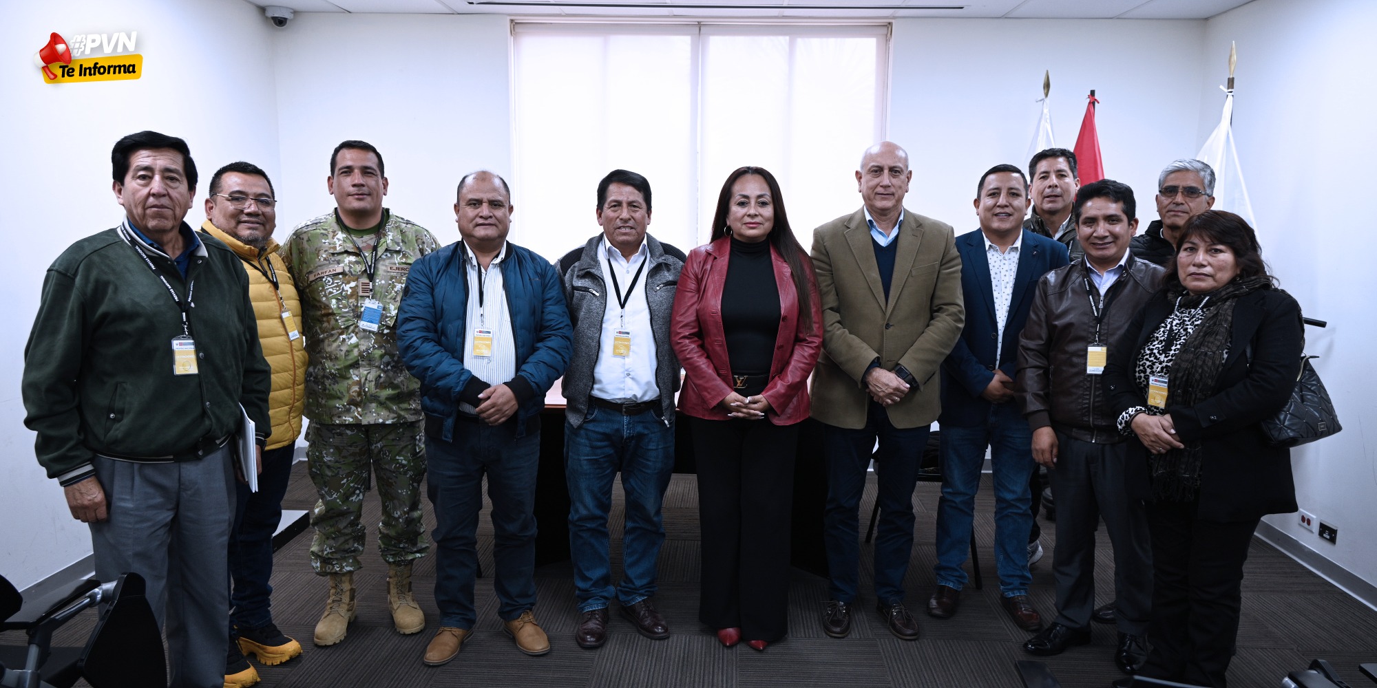💠AVANZA PLAN DE INTERVENCIÓN EN VÍA NACIONAL 12A: EJÉRCITO PERUANO SE SUMA
La autoridad edil, Mag. Demetrio Adrián Buiza Picón, en su calidad de presidente del Comité Macro Regional - Pro intervención de la Vía Nacional 12 A, participó de la reunión liderada por el director ejecutivo del Proyecto Especial de Infraestructura de Transporte Nacional - Provias Nacional, José Humberto Romero Glenny, en las instalaciones del Ministerio de Transportes y Comunicaciones. Además, quienes también participaran activamente fueron la congresista Nilza Chacón, alcaldes provinciales (concerniente a la vía nacional 12A - de la región Ancash), el Comité Macro Regional y el equipo técnico de Provias Nacional.
Según lo anunciaran desde la página oficial de Provias Nacional, se avanzaron importantes acuerdos para la intervención urgente en la Vía en mención. Una ruta crucial para conectar las regiones de Ancash, Huánuco, La Libertad y San Martín; el cual también es transcendental para promover el desarrollo económico.
Este encuentro marcó un hito en el compromiso conjunto con el Ejército del Perú para iniciar, el próximo 30 de julio, la conservación rutinaria y la atención de emergencias en el tramo Santa – Puente Huacrachuco. Además, se acordó la firma de una adenda para extender la intervención hasta Chuquicara y se está gestionando la ampliación del presupuesto para incluir el tramo de Santa a Chuquicara.
Son, estos esfuerzos, el resultado del compromiso continuo de las autoridades locales por mejorar la infraestructura vial en la región. Se espera que estas medidas no solo optimicen la conectividad y el desarrollo económico, sino que también garanticen viajes seguros para todos los peruanos que utilizan esta importante vía nacional.