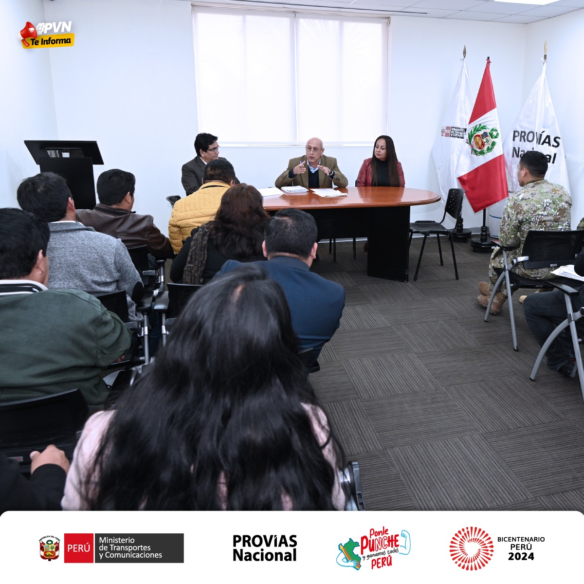 💠AVANZA PLAN DE INTERVENCIÓN EN VÍA NACIONAL 12A: EJÉRCITO PERUANO SE SUMA
La autoridad edil, Mag. Demetrio Adrián Buiza Picón, en su calidad de presidente del Comité Macro Regional - Pro intervención de la Vía Nacional 12 A, participó de la reunión liderada por el director ejecutivo del Proyecto Especial de Infraestructura de Transporte Nacional - Provias Nacional, José Humberto Romero Glenny, en las instalaciones del Ministerio de Transportes y Comunicaciones. Además, quienes también participaran activamente fueron la congresista Nilza Chacón, alcaldes provinciales (concerniente a la vía nacional 12A - de la región Ancash), el Comité Macro Regional y el equipo técnico de Provias Nacional.
Según lo anunciaran desde la página oficial de Provias Nacional, se avanzaron importantes acuerdos para la intervención urgente en la Vía en mención. Una ruta crucial para conectar las regiones de Ancash, Huánuco, La Libertad y San Martín; el cual también es transcendental para promover el desarrollo económico.
Este encuentro marcó un hito en el compromiso conjunto con el Ejército del Perú para iniciar, el próximo 30 de julio, la conservación rutinaria y la atención de emergencias en el tramo Santa – Puente Huacrachuco. Además, se acordó la firma de una adenda para extender la intervención hasta Chuquicara y se está gestionando la ampliación del presupuesto para incluir el tramo de Santa a Chuquicara.
Son, estos esfuerzos, el resultado del compromiso continuo de las autoridades locales por mejorar la infraestructura vial en la región. Se espera que estas medidas no solo optimicen la conectividad y el desarrollo económico, sino que también garanticen viajes seguros para todos los peruanos que utilizan esta importante vía nacional.
