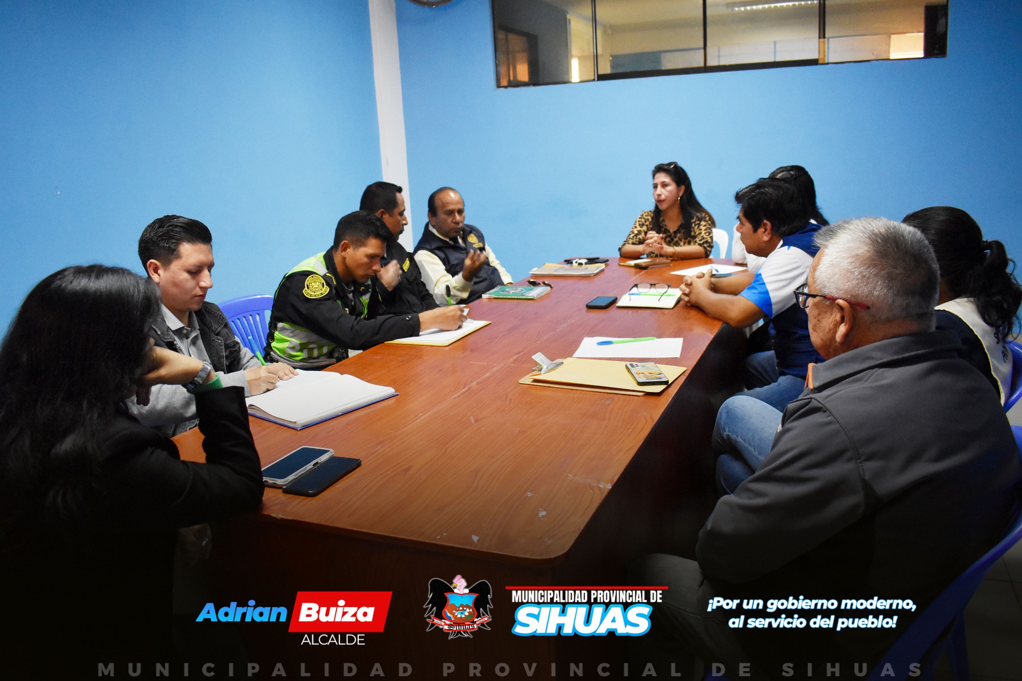 💠MUNICIPALIDAD PROVINCIAL ABORDA CRISIS DE SEGURIDAD CON MEDIDAS URGENTES
En horas de la mañana, se llevó a cabo una reunión extraordinaria a solicitud del Concejo Municipal, convocada por Acuerdo Municipal, para abordar la preocupante situación de actos delincuenciales e inseguridad que han venido ocurriendo en la provincia en los últimos meses.
La reunión contó con la participación de destacadas autoridades locales y representantes de diversas instituciones. Entre ellos se encontraban las regidoras Edith Jesús (en representación del alcalde provincial) y Cleogosmith Chávez, el gerente de Desarrollo Social y Servicios Públicos, el director de la Unidad de Gestión Educativa Local Sihuas, la Subprefecta, representantes de la Comisaría Sectorial Sihuas – Policía Nacional del Perú, la Fiscalía Penal y de Familia, y un representante del Poder Judicial.
Durante la sesión, las regidoras consultaron a los efectivos policiales sobre el estado actual de las investigaciones respecto a los recientes actos delincuenciales, incluyendo robos a mano armada, recibiendo la confirmación de que dichos casos se encuentran en fase de investigación. También se planteó la necesidad urgente de incrementar el número de efectivos policiales, dado el crecimiento poblacional de la provincia.
Además, se alcanzaron acuerdos importantes para contrarrestar la inseguridad, entre ellos:
• Reforzar el pedido del incremento de personal policial ante el General de la Región -Áncash.
• La implementación de una campaña para reorganizar el tránsito.
• La ejecución de operativos interinstitucionales "inopinados" y el control de identidad.
• La reorganización de las Juntas Vecinales por parte de la Policía Nacional del Perú.
Es crucial mantener este impulso y continuar trabajando en conjunto para asegurar que estas acciones se traduzcan en resultados tangibles y duraderos. Con la participación activa de todos.