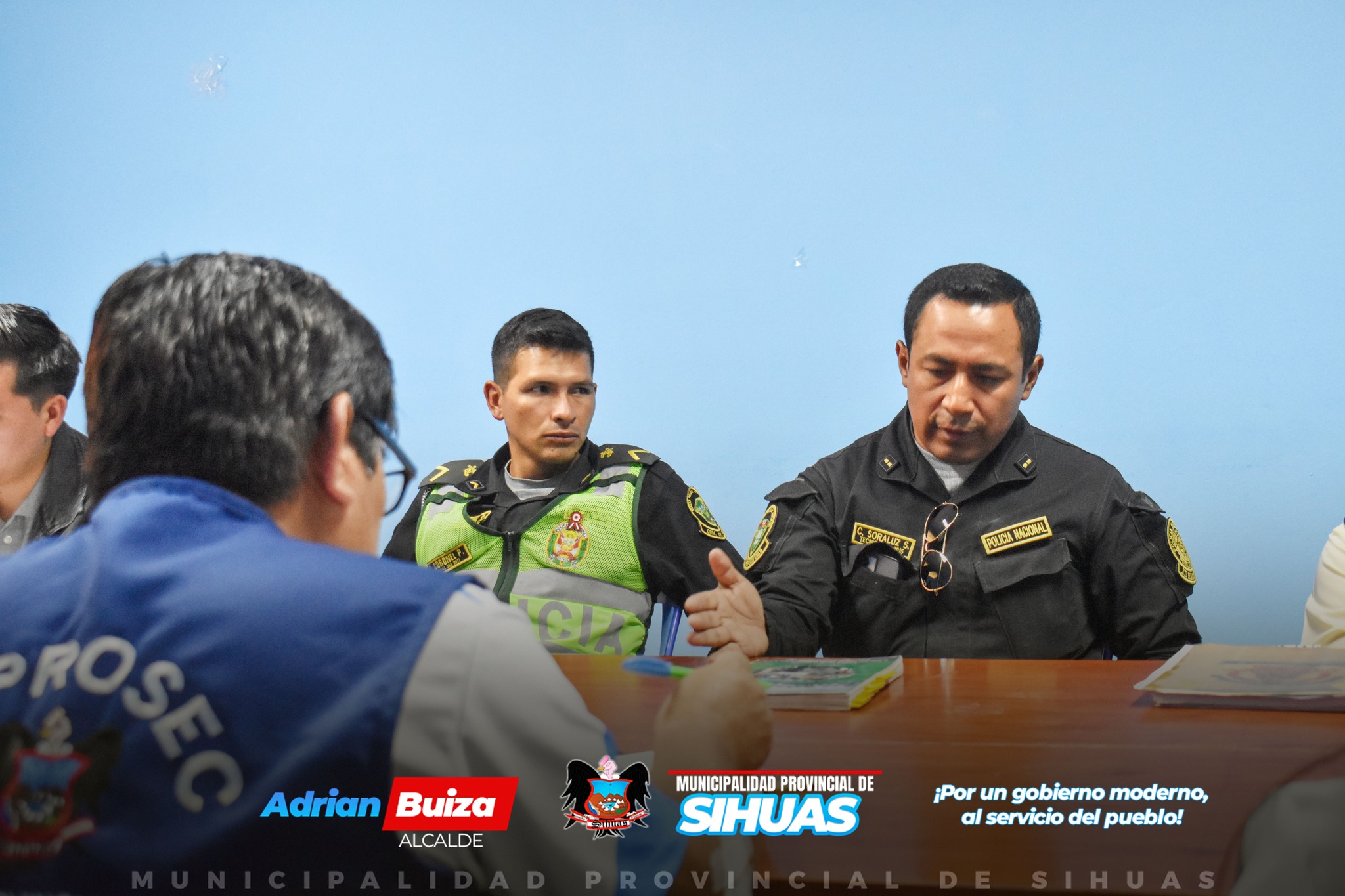 💠MUNICIPALIDAD PROVINCIAL ABORDA CRISIS DE SEGURIDAD CON MEDIDAS URGENTES
En horas de la mañana, se llevó a cabo una reunión extraordinaria a solicitud del Concejo Municipal, convocada por Acuerdo Municipal, para abordar la preocupante situación de actos delincuenciales e inseguridad que han venido ocurriendo en la provincia en los últimos meses.
La reunión contó con la participación de destacadas autoridades locales y representantes de diversas instituciones. Entre ellos se encontraban las regidoras Edith Jesús (en representación del alcalde provincial) y Cleogosmith Chávez, el gerente de Desarrollo Social y Servicios Públicos, el director de la Unidad de Gestión Educativa Local Sihuas, la Subprefecta, representantes de la Comisaría Sectorial Sihuas – Policía Nacional del Perú, la Fiscalía Penal y de Familia, y un representante del Poder Judicial.
Durante la sesión, las regidoras consultaron a los efectivos policiales sobre el estado actual de las investigaciones respecto a los recientes actos delincuenciales, incluyendo robos a mano armada, recibiendo la confirmación de que dichos casos se encuentran en fase de investigación. También se planteó la necesidad urgente de incrementar el número de efectivos policiales, dado el crecimiento poblacional de la provincia.
Además, se alcanzaron acuerdos importantes para contrarrestar la inseguridad, entre ellos:
• Reforzar el pedido del incremento de personal policial ante el General de la Región -Áncash.
• La implementación de una campaña para reorganizar el tránsito.
• La ejecución de operativos interinstitucionales "inopinados" y el control de identidad.
• La reorganización de las Juntas Vecinales por parte de la Policía Nacional del Perú.
Es crucial mantener este impulso y continuar trabajando en conjunto para asegurar que estas acciones se traduzcan en resultados tangibles y duraderos. Con la participación activa de todos.