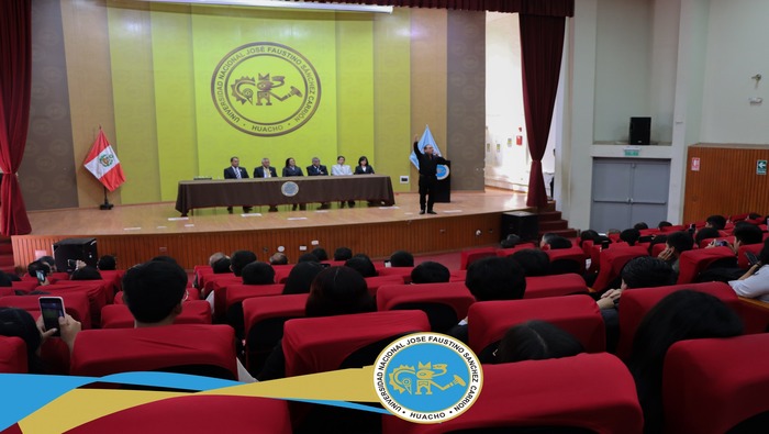 Culminando las actividades por el sexagésimo primer aniversario de la Facultad de Educación, se realizó la ceremonia protocolar en el auditorio Central de esta casa superior de estudios.