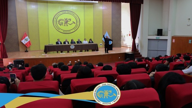 Culminando las actividades por el sexagésimo primer aniversario de la Facultad de Educación, se realizó la ceremonia protocolar en el auditorio Central de esta casa superior de estudios.