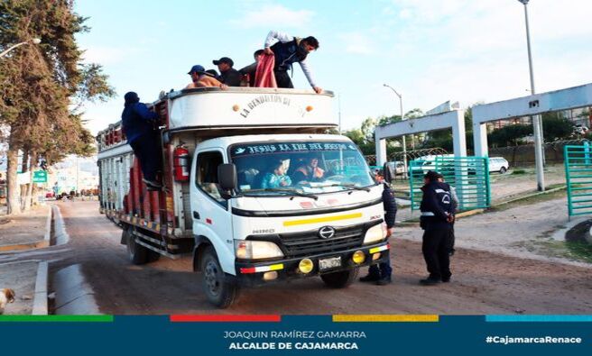 📌Con el propósito de ordenar el transporte de pasajeros, de carga de mercancías y verificar que los conductores cumplan con la documentación para brindar servicio público en nuestra ciudad, la Municipalidad Provincial de Cajamarca, a través de la gerencia de Transporte y Seguridad Vial, realizó un operativo en los exteriores del campo ferial Iscoconga y en la Av. Los Héroes a la altura del mercado San Sebastián.
✅Exhortamos a todos los conductores a regularizar su documentación y cumplir con las disposiciones que rigen en la comuna local para brindar un servicio adecuado a todos los cajamarquinos.