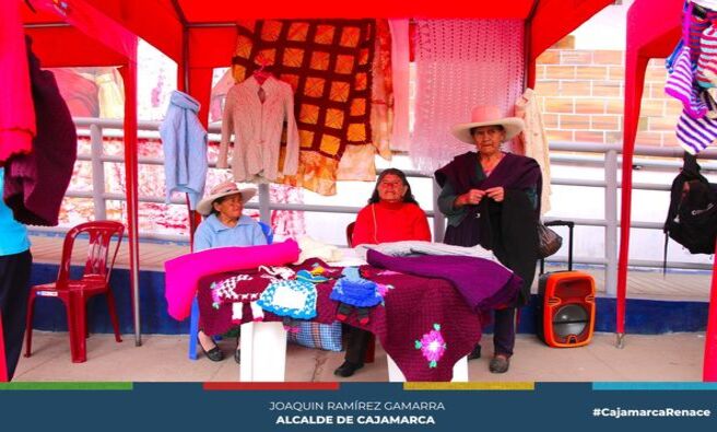 📌El Centro Integral de Atención al Adulto Mayor (CIAM) de la Municipalidad Provincial de Cajamarca organizó la I Feria “Cómprale al Adulto Mayor”. En esta feria, las personas de la tercera edad ofrecieron productos artesanales elaborados por ellos mismos. Además diferentes áreas se sumaron para brindar servicios como corte de cabello, asesoría jurídica y psicológica.
✅La inauguración estuvo a cargo de Robert Ventura, Subgerente de Programas Sociales y Empadronamiento, quien destacó que estas actividades buscan revalorar el trabajo y esfuerzo de los adultos mayores y fomentar ingresos económicos a través de la venta de sus productos.