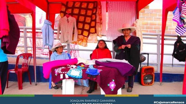 📌El Centro Integral de Atención al Adulto Mayor (CIAM) de la Municipalidad Provincial de Cajamarca organizó la I Feria “Cómprale al Adulto Mayor”. En esta feria, las personas de la tercera edad ofrecieron productos artesanales elaborados por ellos mismos. Además diferentes áreas se sumaron para brindar servicios como corte de cabello, asesoría jurídica y psicológica. 
✅La inauguración estuvo a cargo de Robert Ventura, Subgerente de Programas Sociales y Empadronamiento, quien destacó que estas actividades buscan revalorar el trabajo y esfuerzo de los adultos mayores y fomentar ingresos económicos a través de la venta de sus productos.