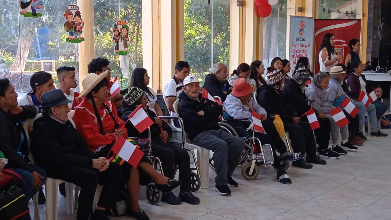 ADULTOS MAYORES EN LA FIESTA DE LA PERUANIDAD
