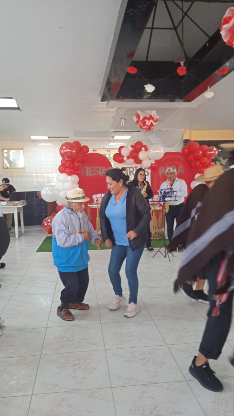 ADULTO MAYOR BAILA CON PROMOTORA