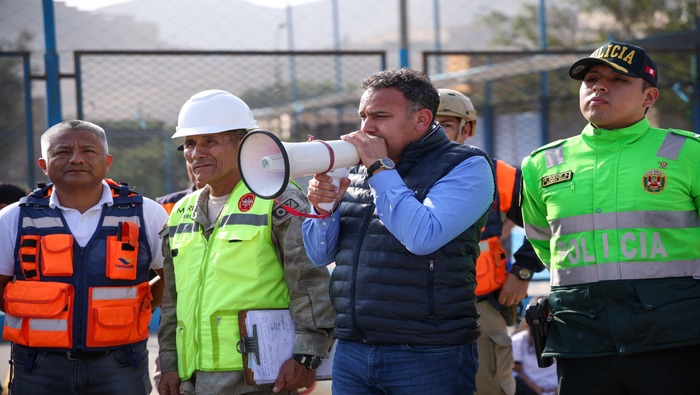¡Seguimos trabajando para proteger a nuestros vecinos! En colaboración con INDECI y el IGP, se realizó un simulacro del Sistema de Alerta Sísmica Peruano SASPe en el parque José Abelardo Quiñones de Ciudad Satélite. El alcalde 𝐉𝐡𝐨𝐯𝐢𝐧𝐬𝐨𝐧 𝐕𝐚𝐬𝐪𝐮𝐞𝐳 y el personal de Defensa Civil, entre otros agentes, participaron en este ejercicio que brinda una advertencia de 8 a 10 segundos ante la confirmación de un peligro. ¡Preparados para proteger a nuestros vecinos en Ventanilla!