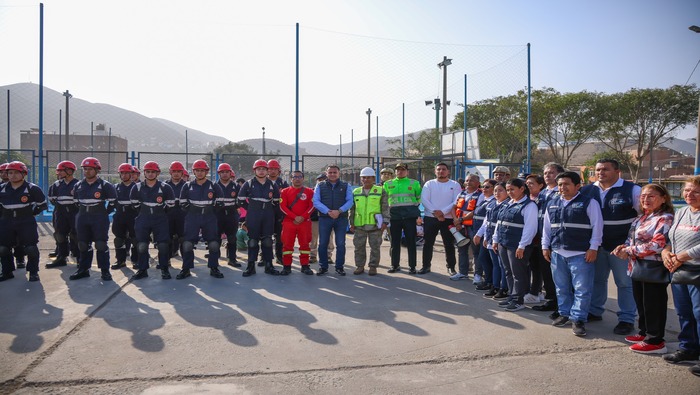 ¡Seguimos trabajando para proteger a nuestros vecinos! En colaboración con INDECI y el IGP, se realizó un simulacro del Sistema de Alerta Sísmica Peruano SASPe en el parque José Abelardo Quiñones de Ciudad Satélite. El alcalde 𝐉𝐡𝐨𝐯𝐢𝐧𝐬𝐨𝐧 𝐕𝐚𝐬𝐪𝐮𝐞𝐳 y el personal de Defensa Civil, entre otros agentes, participaron en este ejercicio que brinda una advertencia de 8 a 10 segundos ante la confirmación de un peligro. ¡Preparados para proteger a nuestros vecinos en Ventanilla!