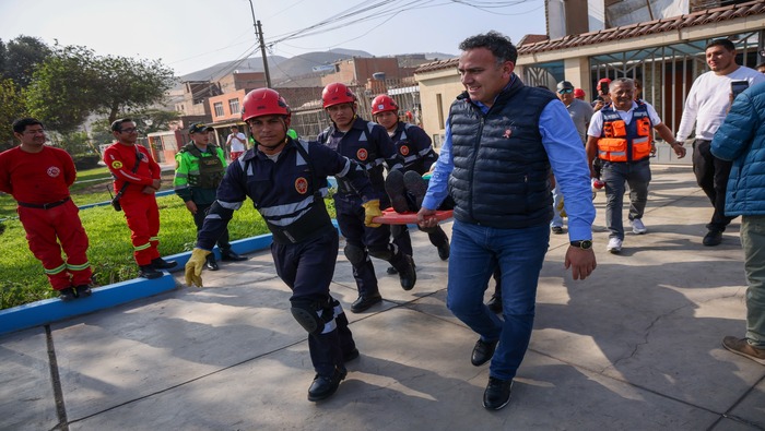 ¡Seguimos trabajando para proteger a nuestros vecinos! En colaboración con INDECI y el IGP, se realizó un simulacro del Sistema de Alerta Sísmica Peruano SASPe en el parque José Abelardo Quiñones de Ciudad Satélite. El alcalde 𝐉𝐡𝐨𝐯𝐢𝐧𝐬𝐨𝐧 𝐕𝐚𝐬𝐪𝐮𝐞𝐳 y el personal de Defensa Civil, entre otros agentes, participaron en este ejercicio que brinda una advertencia de 8 a 10 segundos ante la confirmación de un peligro. ¡Preparados para proteger a nuestros vecinos en Ventanilla!